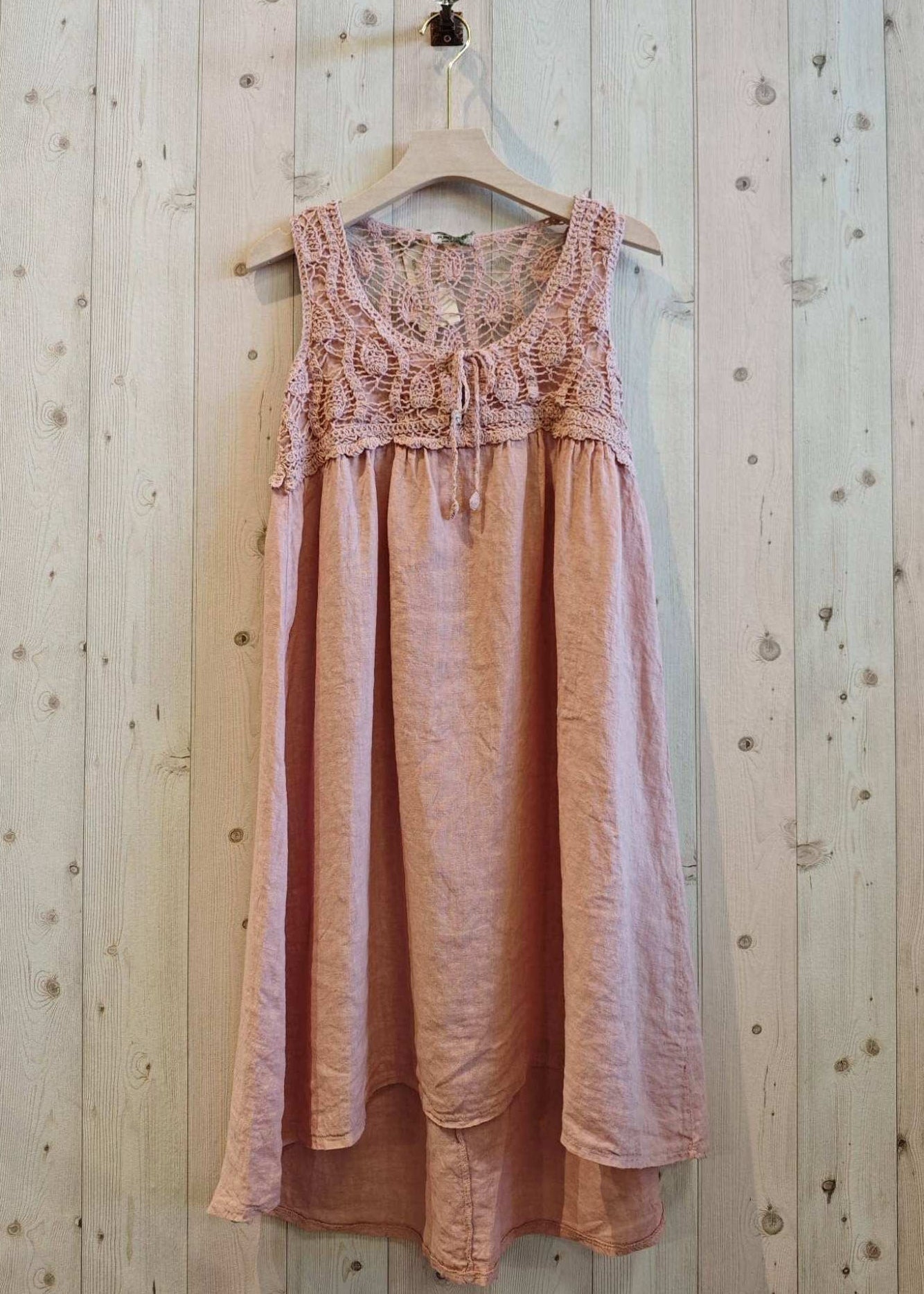 Leinenkleid mit eleganter Spitzenrückseite