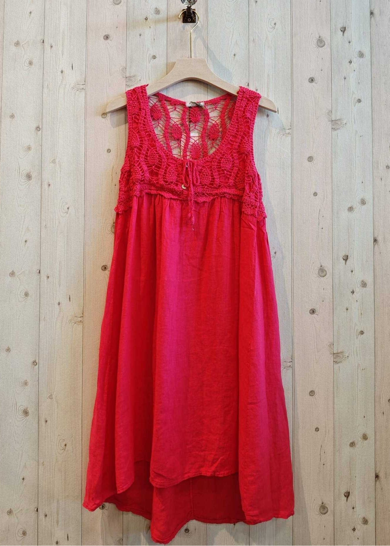 Leinenkleid mit eleganter Spitzenrückseite